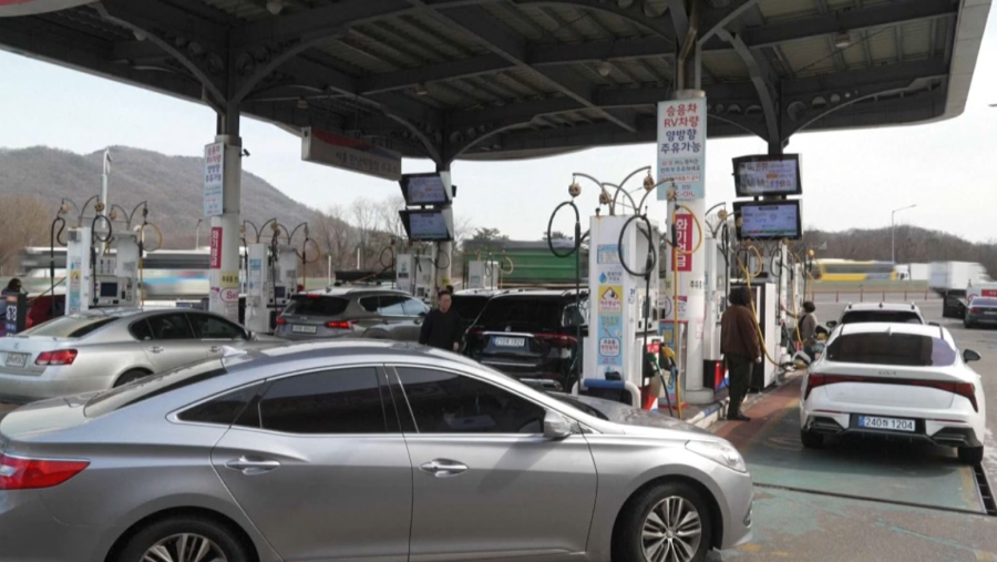 Оңтүстік Кореядағы жанармай бекеттерінде ұзын-сонар кезек