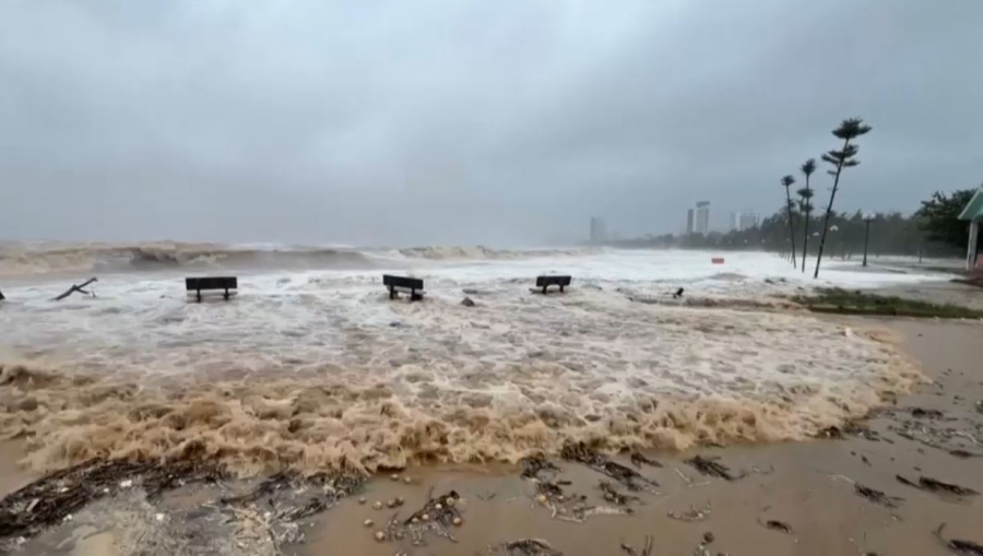 Вьетнамда жойқын дауылдан 30 мың адам эвакуацияланды