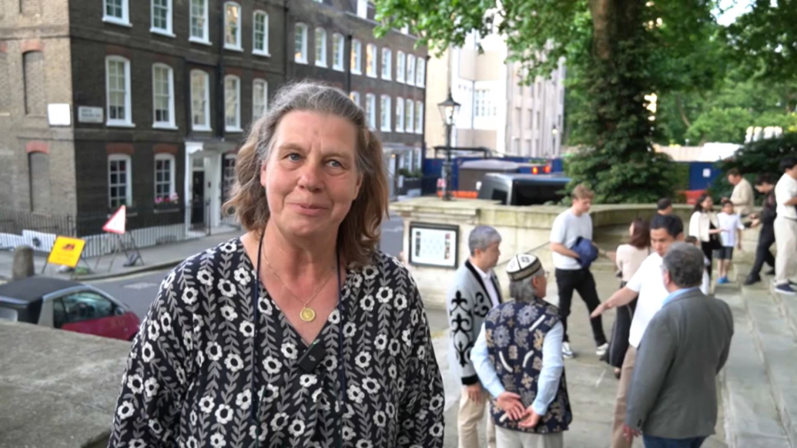 Британиялық домбырашы мерекемен құттықтады