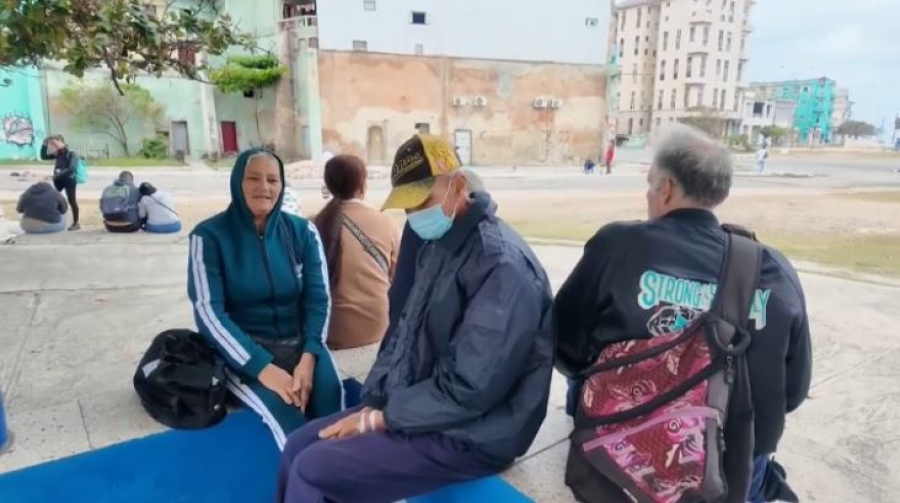 Жители Гаваны часами ждут автобусы на остановках