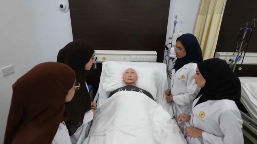 Студенты ОАЭ учатся на ИИ-симуляторах