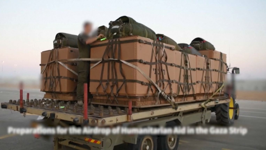 Израиль сбросил гумпомощь в Газу с воздуха