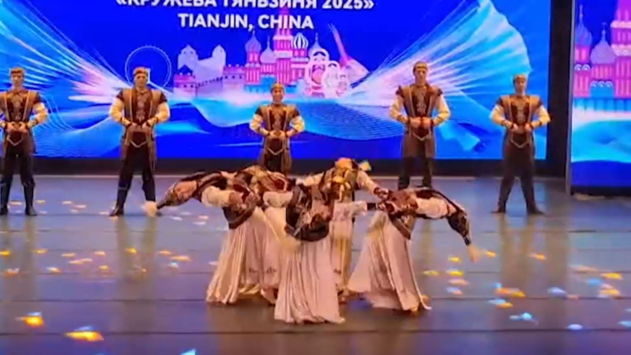 Қазақстаннан барған есту қабілеті нашар бишілер тобы Қытайда топ жарды