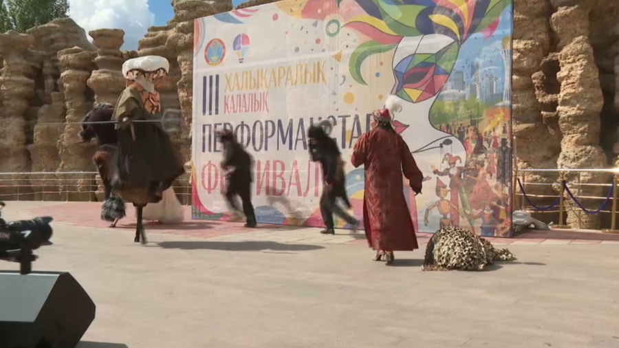 Астанада ашық аспан астындағы театр фестивалі өтті