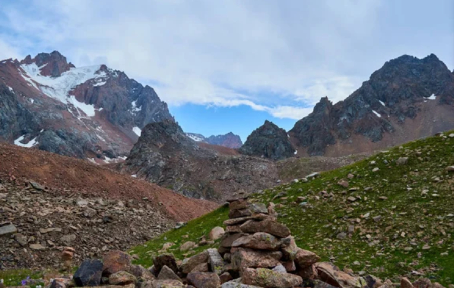 Двух мужчин спасли в горах Заилийского Алатау