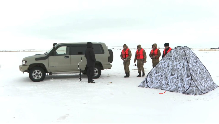 ШҚО-да мұз үстіне көлікпен шығып, балық аулағандарға айыппұл салынды