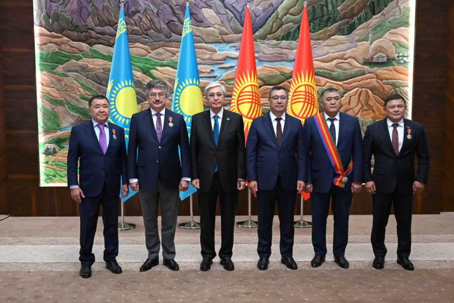 Президент Казахстана наградил государственных и общественных деятелей Кыргызстана