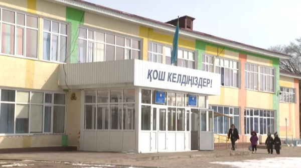 Около тысячи детей учатся в школе на 300 мест в Ойтале