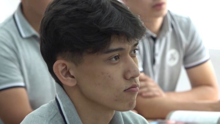 Школьник из Туркестанской области получил приглашения из 86 вузов мира