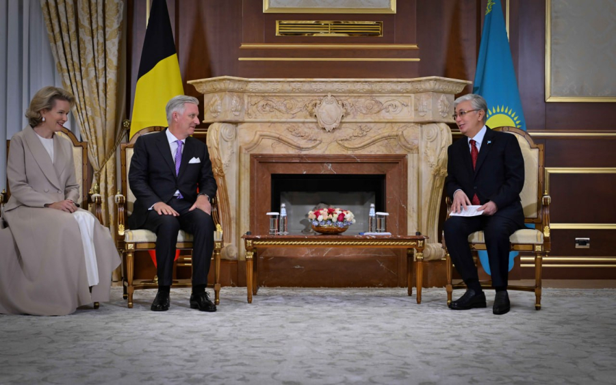 Президент әуежай залында құрметті қонақтармен аз-кем әңгімелесті
