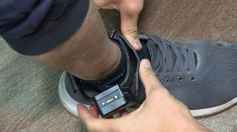 Электронные браслеты помогают выявлять нарушения в Шымкенте