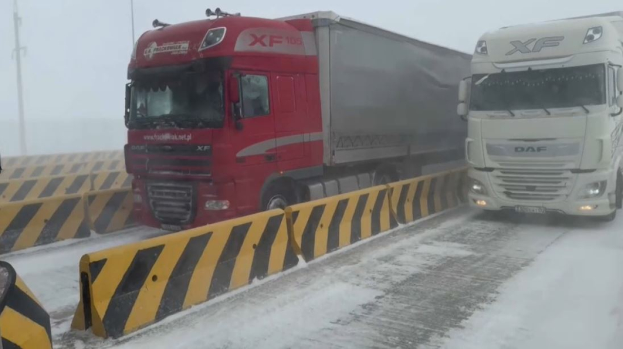 Движение автотранспорта ограничили в девяти областях страны