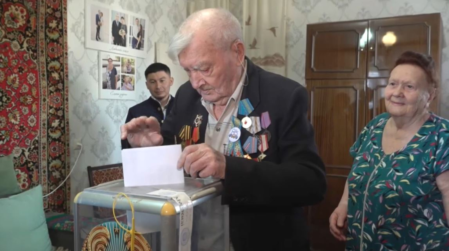 Ветеран войны проголосовал на дому в Уральске