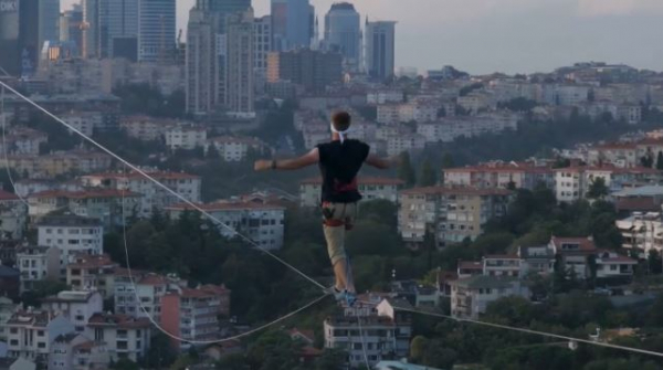 Эстондық спортшы Босфор бұғазының үстімен қыл арқанмен жүріп өтті