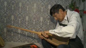 Мастер из Актюбинской области поделился секретом изготовления домбры