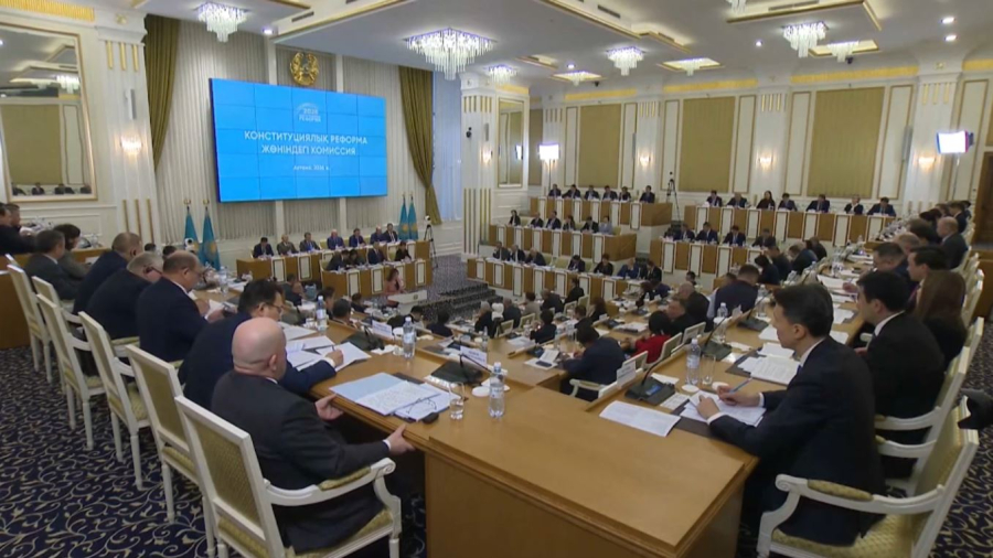 Жаңа Конституцияның жобасы республикалық референдумға шығарылды