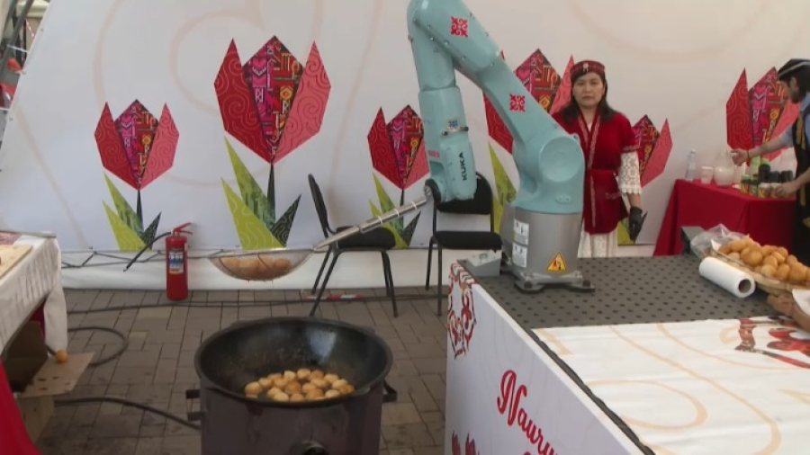 Роботы угощали гостей баурсаками и кумысом в Алматы