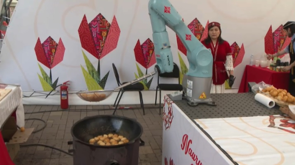 Роботы угощали гостей баурсаками и кумысом в Алматы