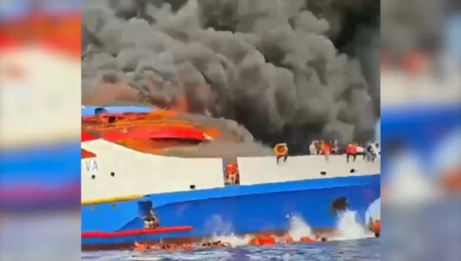 С загоревшегося у берегов Индонезии парома спасены 150 человек