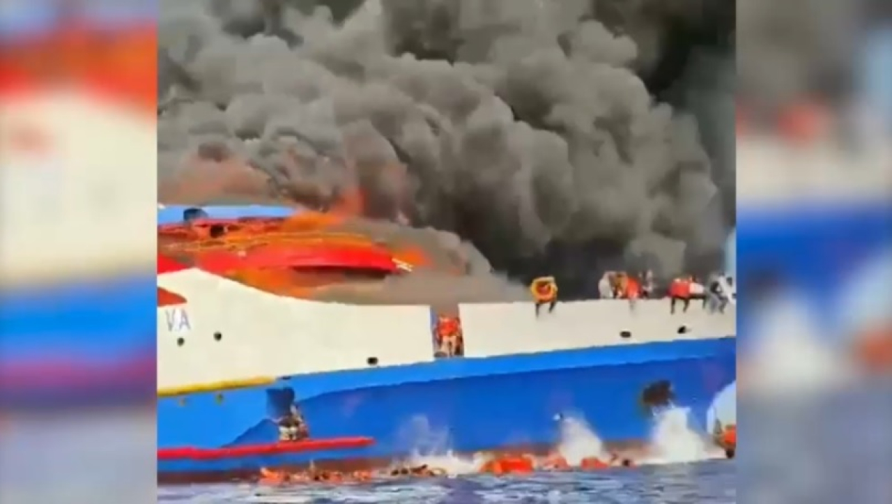 С загоревшегося у берегов Индонезии парома спасены 150 человек