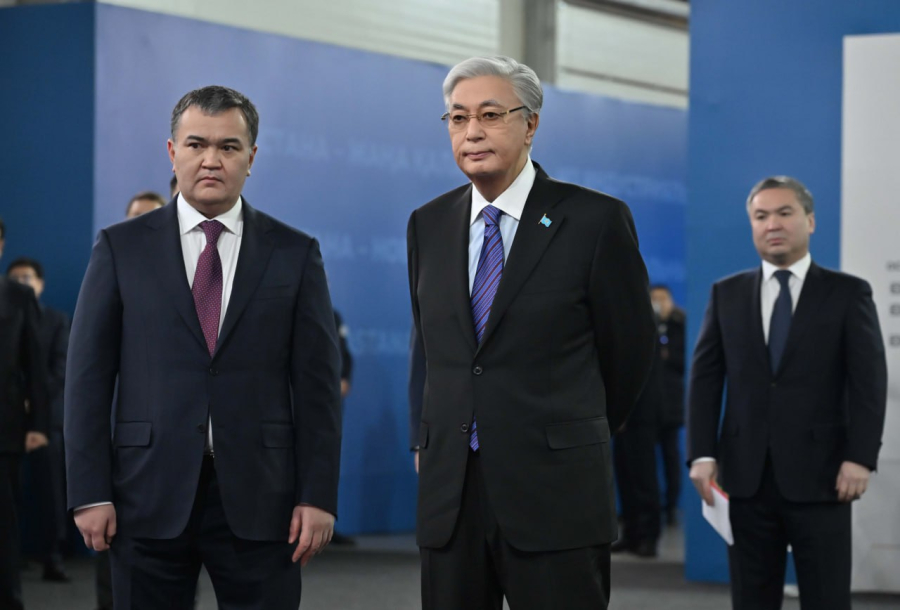 Токаев осмотрел выставку предприятий обрабатывающей промышленности