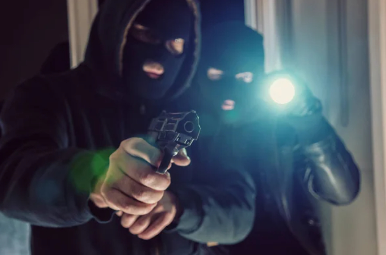Трое мужчин в масках ограбили дом бизнесмена в Алматы