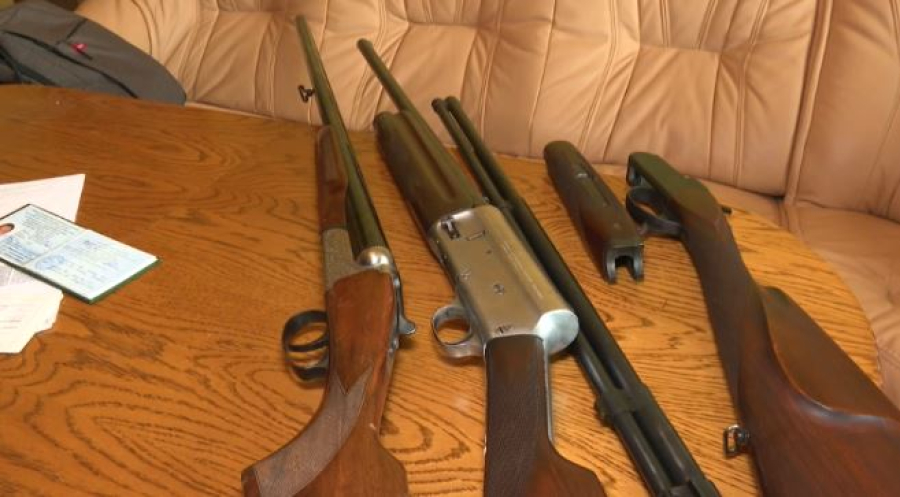 Полицейские проверяют владельцев оружия в Алматы