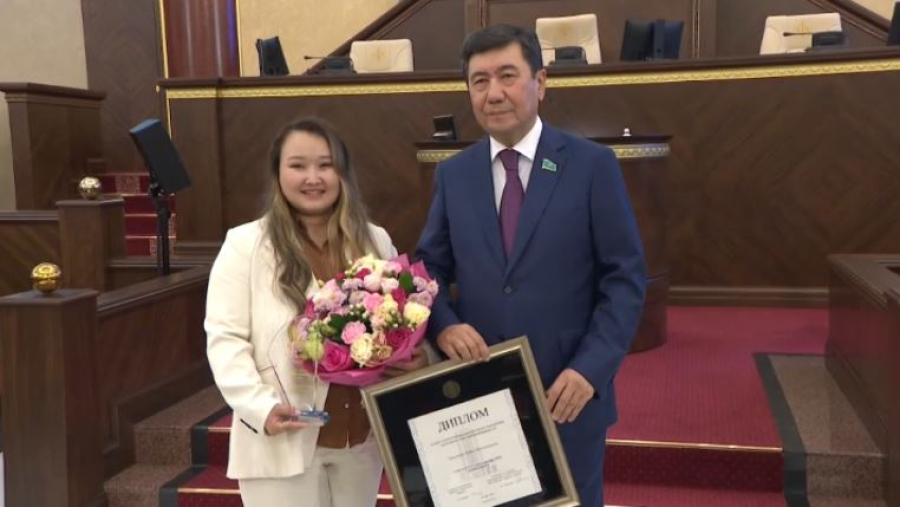 Лауреатов премии «Парламент сөзі» наградили в Мажилисе