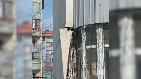 Жер сілкінісінен кейін үйлердің қабырғасы сөгілді