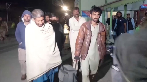 Больше 300 пассажиров освобождены из захваченного поезда в Пакистане