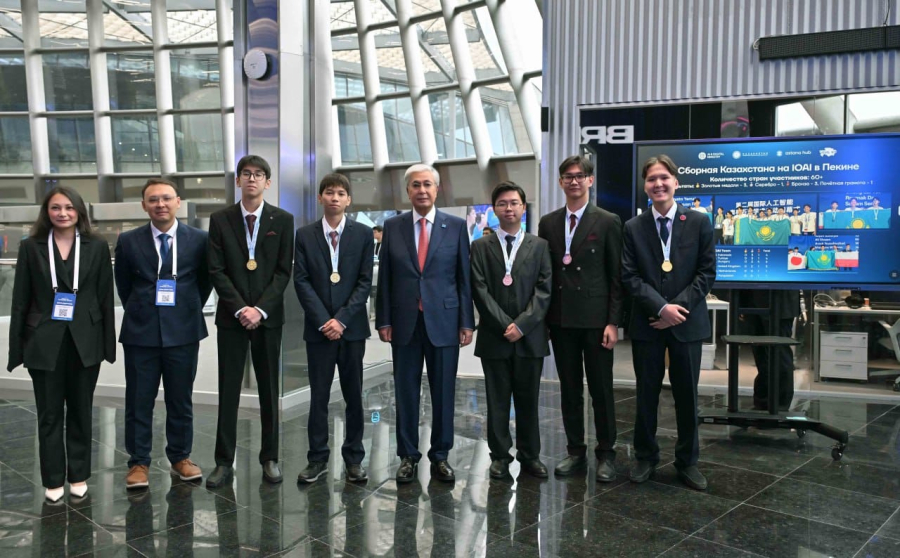 Токаев побеседовал с победителями международной олимпиады по ИИ