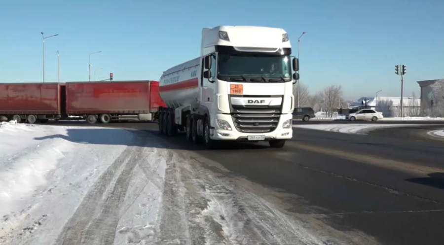 БҚО-да жүк көліктері жолдарды бүлдіріп жатыр