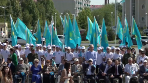 Больше тысячи человек приняли участие в церемонии поднятия флага в Уральске