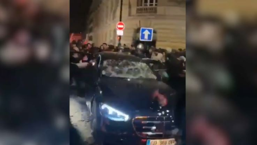 Машина въехала в толпу футбольных болельщиков в Париже