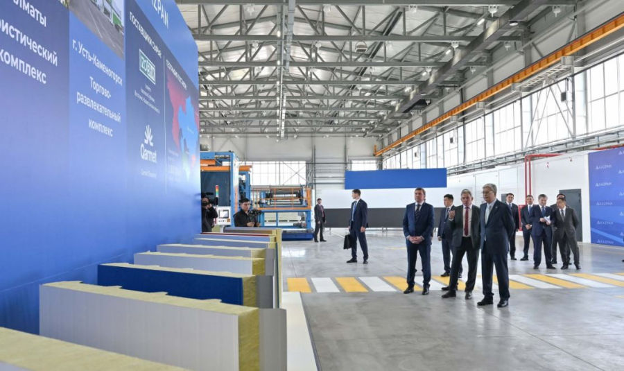 Қ. Тоқаев сэндвич-панелдерін өндіретін зауытты аралап көрді