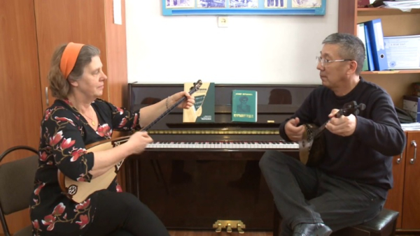 Британка исполняет на домбре более 20 казахских кюев