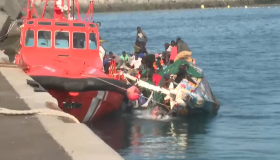 Лодка с мигрантами перевернулась у берегов Канарских островов