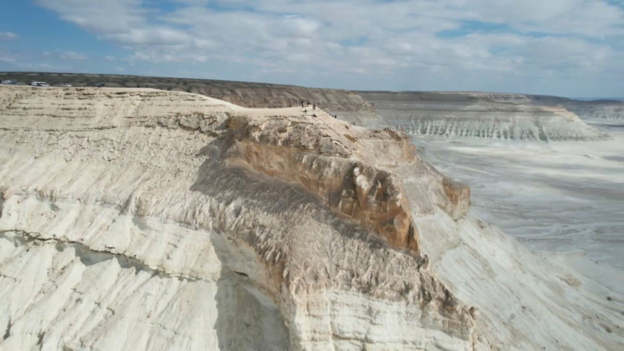 Француз велосаяхатшылары Бозжырада деректі фильм түсіреді