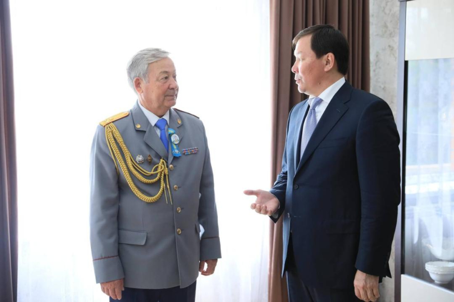 Глава региона поздравил ветерана МВД и прославленного тренера с праздником и знаменательной датой