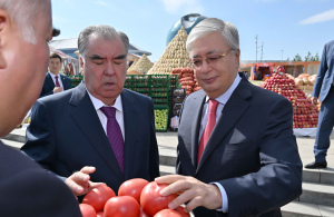 Токаев и Рахмон осмотрели выставку-ярмарку товаров Таджикистана