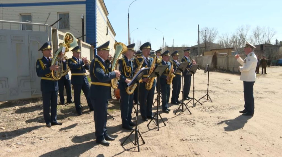 Әскерилер ардагерлерге құрмет көрсетті