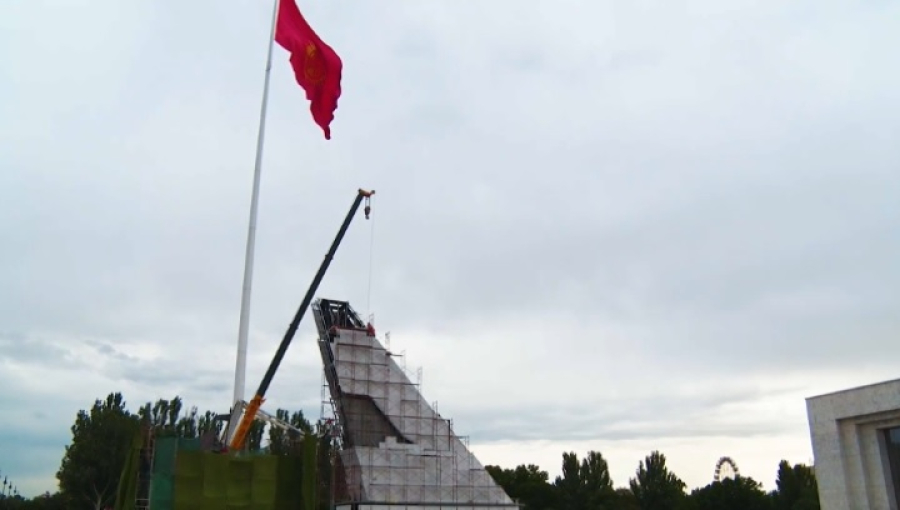 Новый памятник Манасу устанавливают на главной площади Бишкека