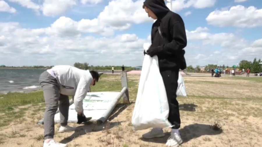 Волонтёры очистили берег озера Пёстрое в Петропавловске