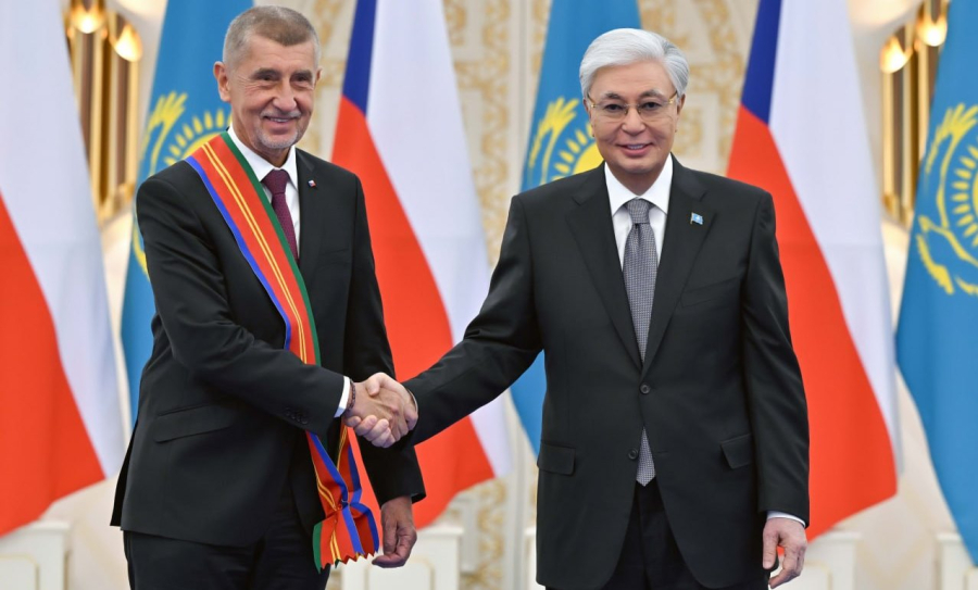 Президент Чехия Премьер-министрін І дәрежелі «Достық» орденімен марапаттады