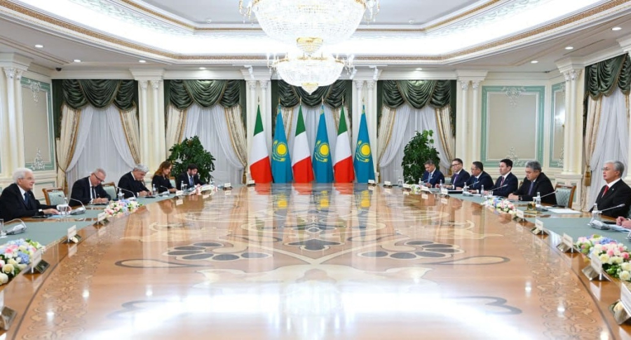 Президенты Казахстана и Италии провели переговоры в расширенном формате