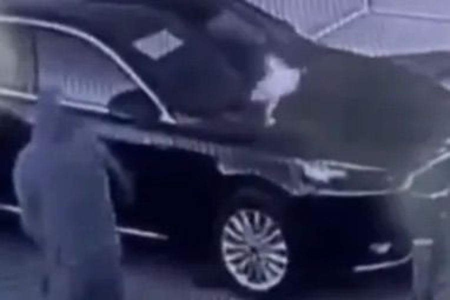 Қарағандыда Kia K5 көлігін әдейі өртеген: жалын киіз үй мен дүкенге тарады