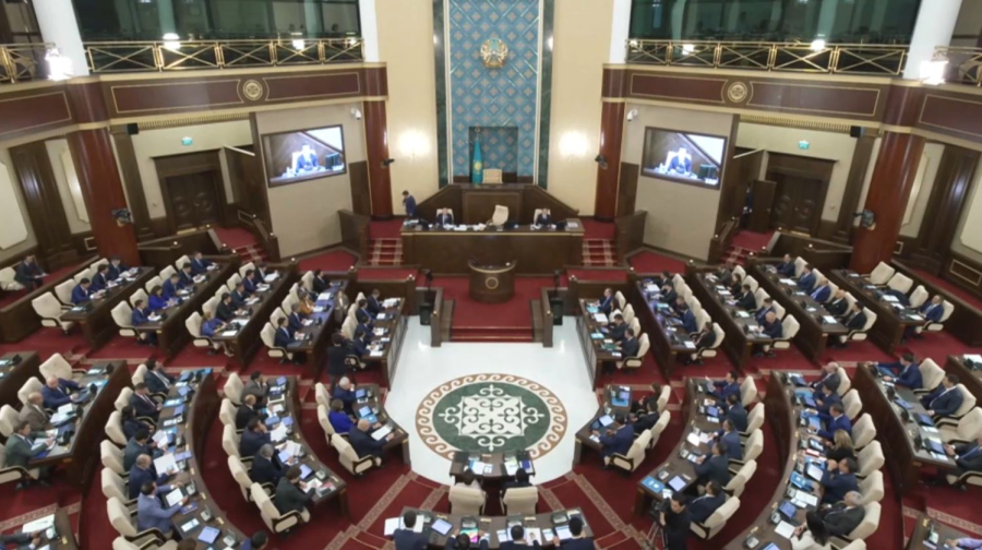 До 1 миллиона казахстанцев обучат работе с ИИ за 5 лет