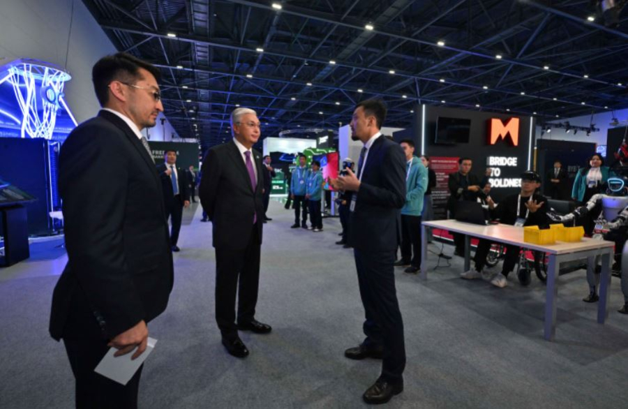 Мемлекет басшысы цифрлық шешімдер көрмесіне барды