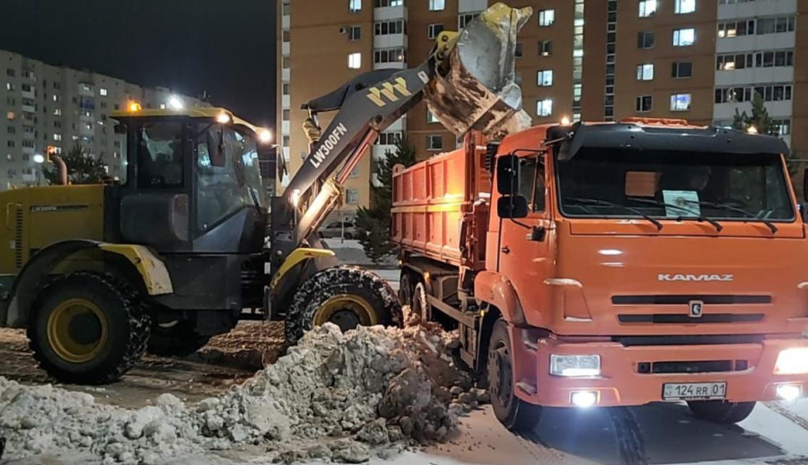 Более 1200 единиц техники задействуют в снегоуборочных работах ночью в Астане