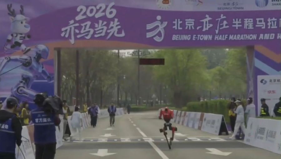 Қытайда гуманоид-робот жүгіруден чемпион атанды   